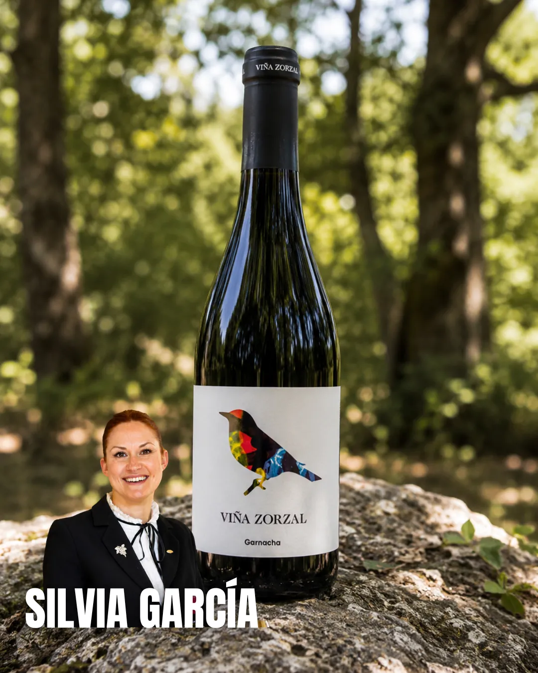 Botella de Viña Zorzal Garnacha en un entorno boscoso junto a la sumiller Silvia García